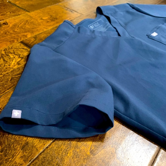 FIGS 2-pocket Leon Dark Harbor Scrub Top, Small - Picture 3 of 5